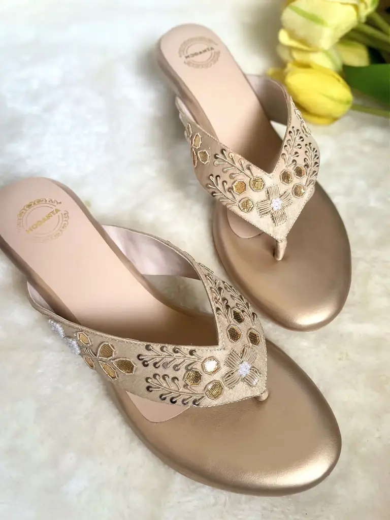Gota V-Strap Wedges